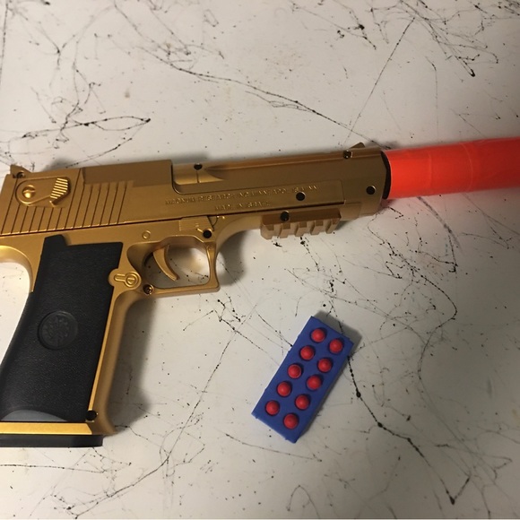 Toy gun 🎯🔫GOLD Desert Eagle 50cal SHOOTING Soft Bullet Shell Ejecting Magazine - Picture 4 of 8